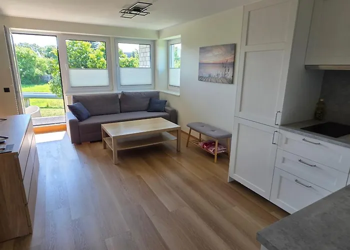 Pihtla Poik Kuelalistemaja #2 * Kuressaare